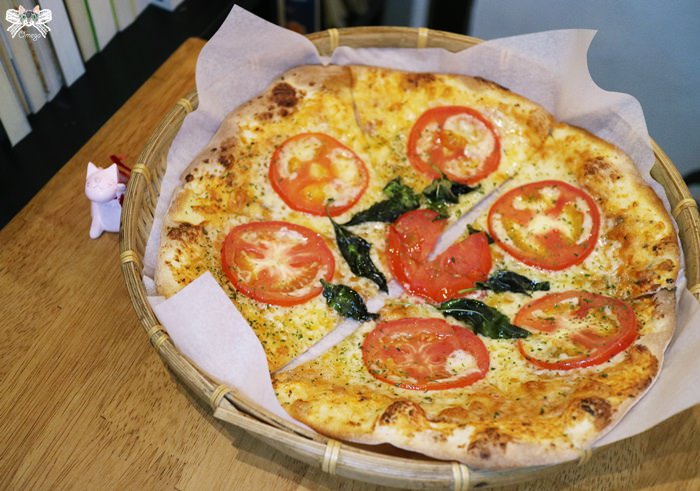 《美食＊新北板橋區》慢慢來Pizza屋。有海賊王收藏，新埔站的手工薄皮披薩