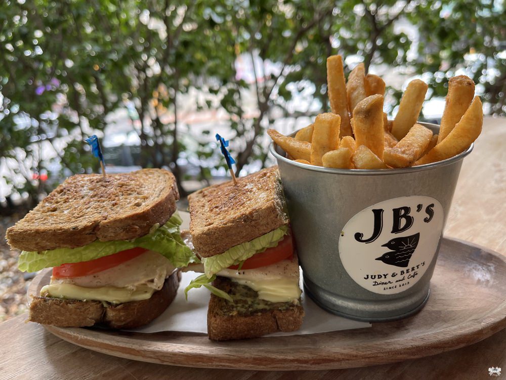 《台北美食》JB’s Diner |天母美式餐廳美式早午餐，親子寵物友善有戶外庭園