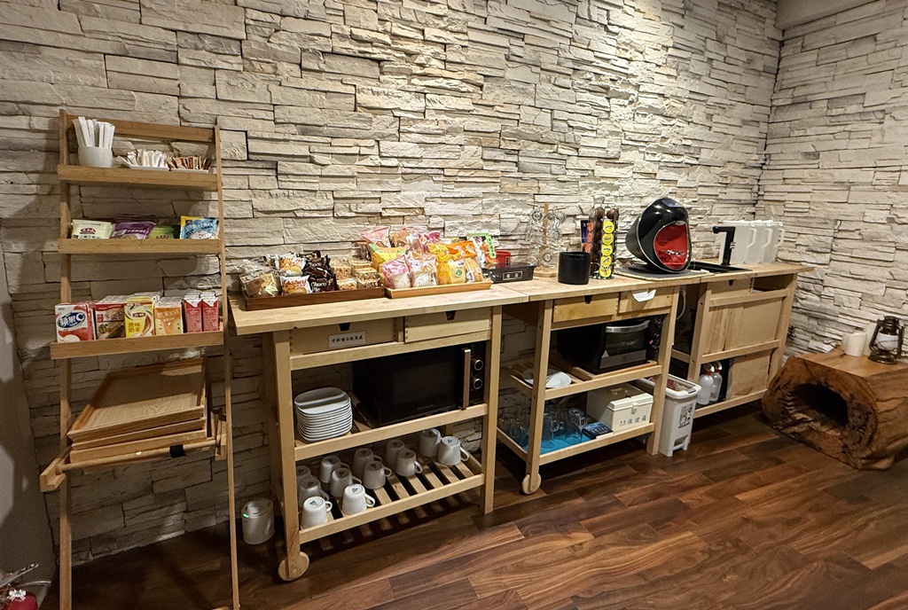 《九份住宿》山城逸境|視野無遮蔽的山海景觀民宿,老街下樓即達 - 第16張圖