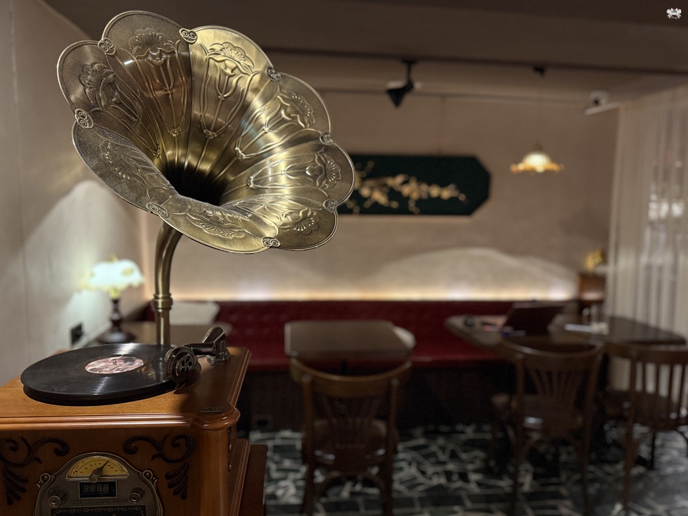 《台北貓咪酒吧》澗面小酒館|來公館站喝酒拜月老,老上海復古情懷 - 第9張圖