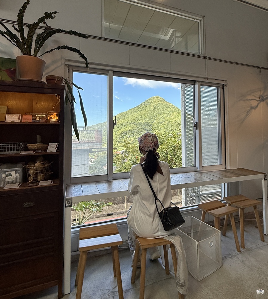 《九份貓咪茶館》野事草店│純白釘畫藝廊系咖啡館,藥草茶概念空間 - 第8張圖 《九份貓咪茶館》野事草店│純白釘畫藝廊系咖啡館,藥草茶概念空間