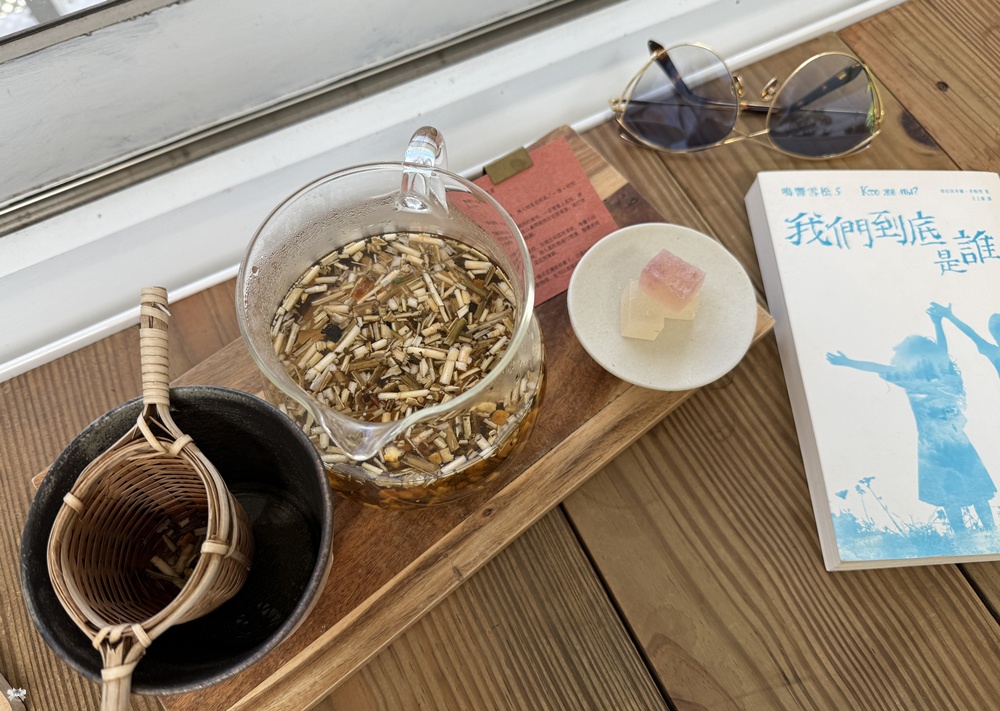 《九份貓咪茶館》野事草店│純白釘畫藝廊系咖啡館,藥草茶概念空間 - 第16張圖 《九份貓咪茶館》野事草店│純白釘畫藝廊系咖啡館,藥草茶概念空間