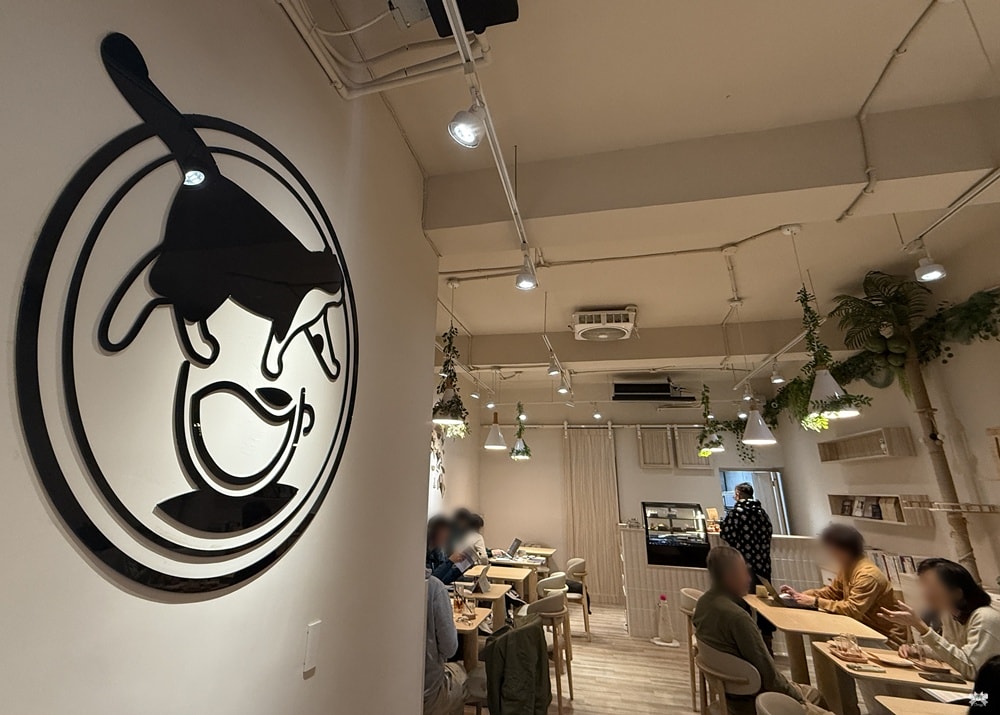 《板橋貓咪咖啡》豬豬咖啡|介壽市場內不限時咖啡,近新埔站 - 第3張圖 《板橋貓咪咖啡》豬豬咖啡|介壽市場內不限時咖啡,近新埔站
