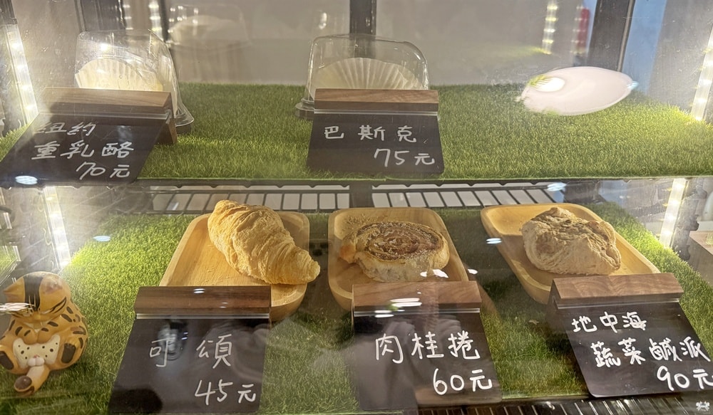 《板橋貓咪咖啡》豬豬咖啡|介壽市場內不限時咖啡,近新埔站 - 第11張圖 《板橋貓咪咖啡》豬豬咖啡|介壽市場內不限時咖啡,近新埔站