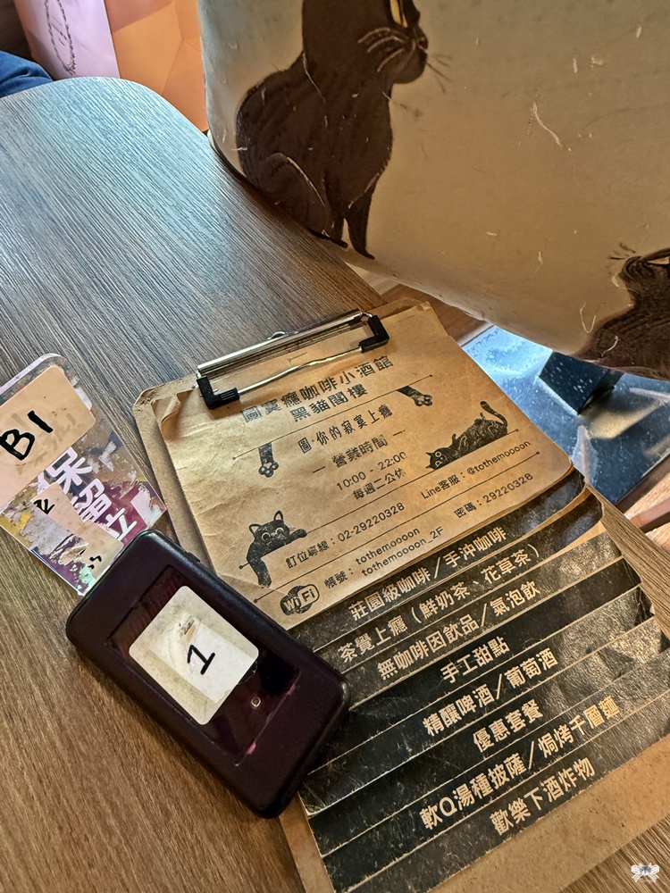 《永和貓咪咖啡》圖莫癮咖啡小酒館|全台第一家黑貓咖啡廳,頂溪站 - 第13張圖 《永和貓咪咖啡》圖莫癮咖啡小酒館|全台第一家黑貓咖啡廳,頂溪站